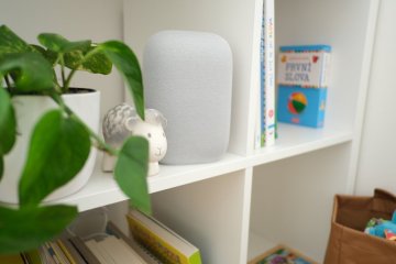 Využití chytrého reproduktoru Google Home Audio pro spánkovou asociaci s bílým šumem